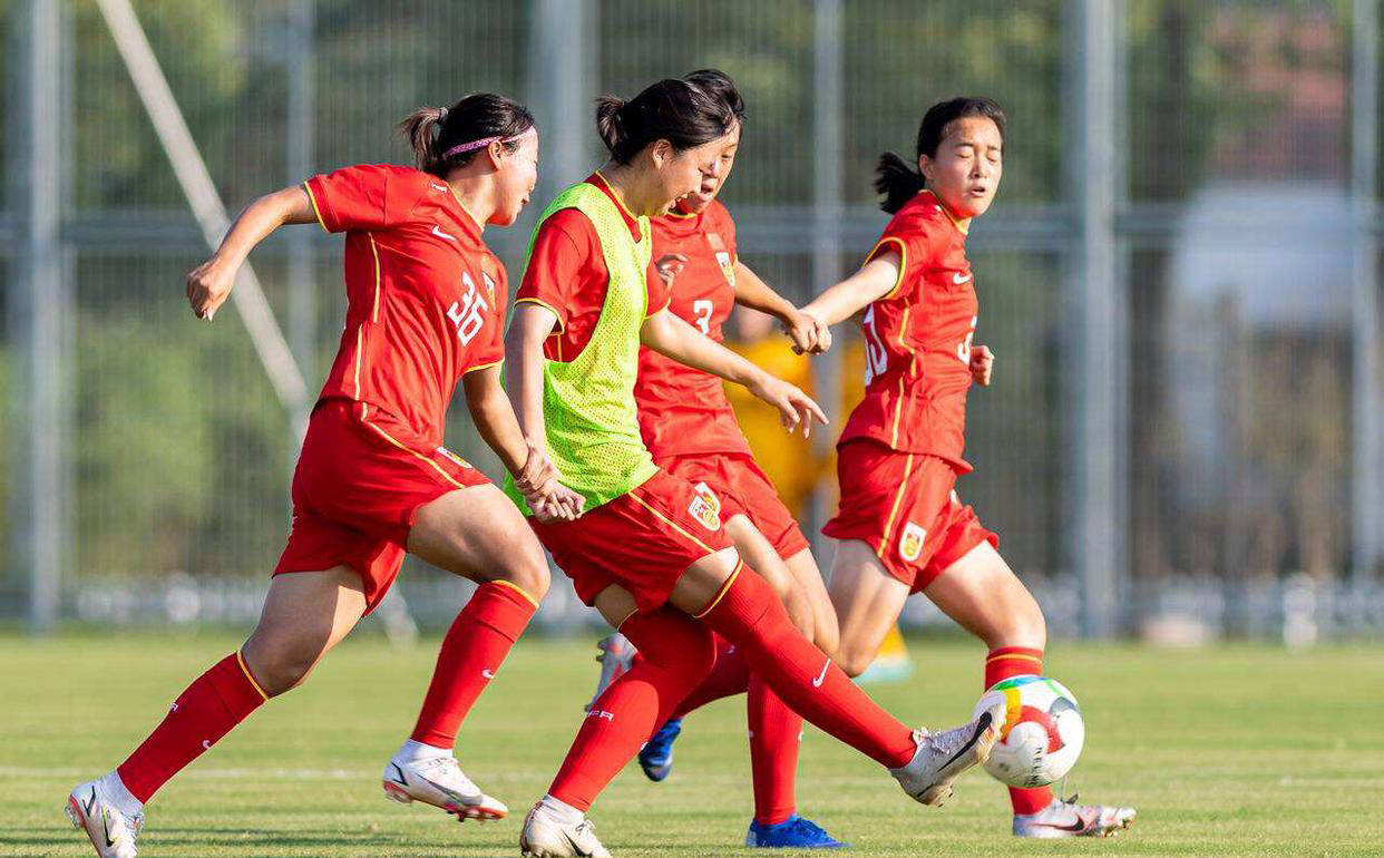 中国女足球员在比赛中取得胜利，晋级半决赛